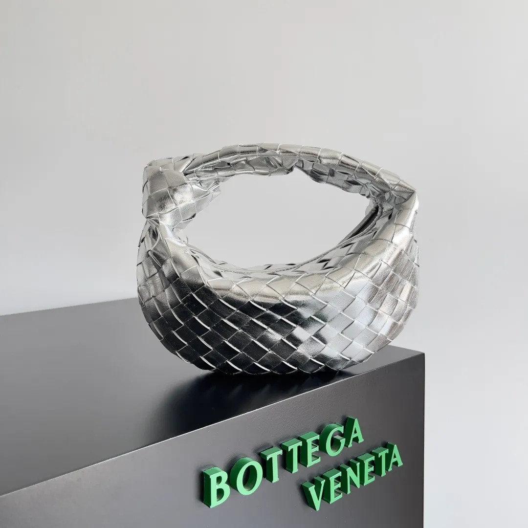 Batch 1160 Bottega veneta͙.——The latest woven knotted hobo🔥 The top-grade lambskin leather is very soft, the bag shape is unique, practical and durable. It retains the traditional woven elements while being a little more flamboyant ~ Made of hand-woven sheepskin, zipper opening and closing, curved seamless structure, effortless to match. Highly recommended⚠️⚠️⚠️ The highest-end in the market🌈 Welcome to compare [all shipped from the factory with a full set of packaging] size: 26x13x8.5cm.    Model: 651876